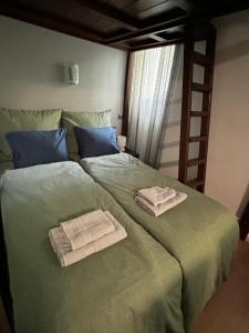 ブダペストにあるUnder The Castleのベッドルーム1室(ベッド1台、タオル2枚付)