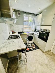 - une cuisine avec un comptoir et une cuisinière four supérieur dans l'établissement 4-Bed Full House Stourbridge Birmingham, à Stourbridge