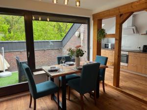 a kitchen and dining room with a table and chairs at Ferienwohnung am Limburger Park in Limburg an der Lahn