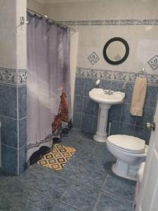 een badkamer met een toilet en een wastafel bij GR20acd Mary in Cuauhtémoc