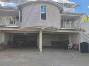 een groot huis met een garage en een balkon bij GR20acd Mary in Cuauhtémoc