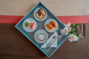 een dienblad met borden eten en een kopje koffie bij Hotel Iruña in Mar del Plata