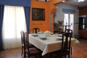 una mesa de comedor con un mantel blanco. en La Cuadra I en La Pola de Gordón