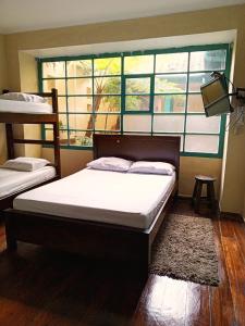 - une chambre avec 2 lits superposés et une fenêtre dans l'établissement By Cao Rest House, à Bogotá