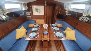 Baladin - Dormir sur un voilier By Nuits au Port في لا روشيل: إطلالة علوية على طاولة طعام في قارب