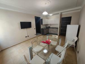 um quarto com uma mesa e cadeiras e uma cozinha em Appartamento-Oblò sul Mare em Sanremo