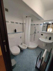 uma casa de banho branca com 2 WC e um lavatório em Appartamento-Oblò sul Mare em Sanremo