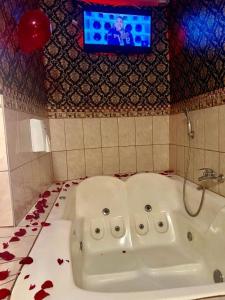 uma banheira numa casa de banho com sangue no chão em HOTEL ARC&SUITE em Tacna