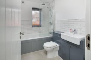 a bathroom with a toilet and a sink and a tub at Pass the Keys Motherby 1 · Central House with a Garde in Lincoln +24 photos