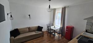 una sala de estar con un sofá y una mesa en Podere Miray, en Torre di Palme 31 fotos más