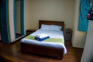 - une chambre avec un lit et 2 boîtes dans l'établissement By Cao Rest House, à Bogotá