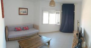 sala de estar con sofá y mesa en One bedroom apartement with sea view and wifi at Las Palmas, en Corralejo