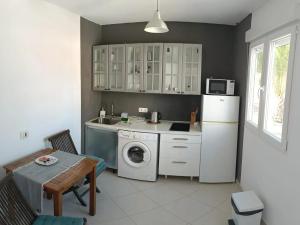 cocina con nevera y lavadora en One bedroom apartement with sea view and wifi at Las Palmas, en Corralejo