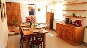 una cocina con una mesa de madera con flores. en Casa Cocola, en Cerovlje