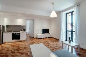 sala de estar con cocina y mesa en ORTENSIA APARTMENT, en Bellagio