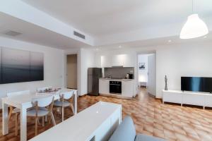 cocina y sala de estar con mesa y sillas en ORTENSIA APARTMENT, en Bellagio