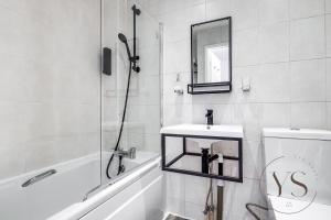 La salle de bains est pourvue d'une douche, d'un lavabo et de toilettes. dans l'établissement Stylish Studio 4 - City Centre Coach Station, à Birmingham