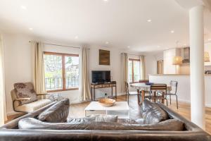 een woonkamer met een bank en een tafel bij Raisin- appartement familial donnant sur la Sorgue in LʼIsle-sur-la-Sorgue