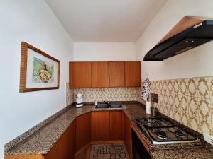 una cocina con estufa y encimera en Alle Ceramiche, en Udine