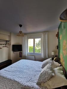 Un dormitorio con una cama grande y una ventana en Chambres à la campagne chez l'habitant, en Boissy-sans-Avoir