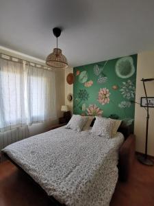 1 dormitorio con cama y pared verde en Chambres à la campagne chez l'habitant, en Boissy-sans-Avoir