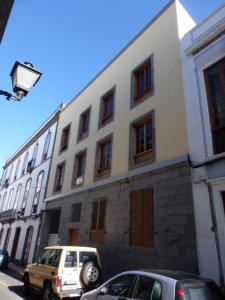 una furgoneta blanca estacionada frente a un edificio en Malfu Home, en Las Palmas de Gran Canaria