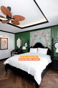 a bedroom with a bed with a ceiling fan at Villa Hạ Long Gần Biển in Ha Long