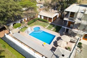 una vista aérea de una casa con piscina en Hotel Fundo San Rafael en Nazca