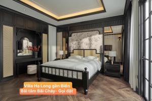 下龍灣的住宿－Villa Hạ Long Gần Biển，卧室配有一张大床,墙上挂有绘画作品