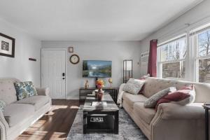 Ein Sitzbereich in der Unterkunft Tranquil 2BR Apt NE Mpls - 8073 Apt 4
