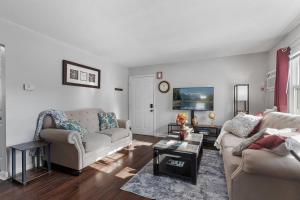 ein Wohnzimmer mit zwei Sofas und einem Tisch in der Unterkunft Tranquil 2BR Apt NE Mpls - 8073 Apt 4 in Minneapolis