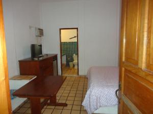 Villa Las Garzas في اكستابا: غرفة نوم بسرير وطاولة ومرآة