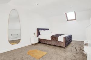 - une chambre avec un lit et un miroir dans l'établissement Stylish Studio 4 - City Centre Coach Station, à Birmingham