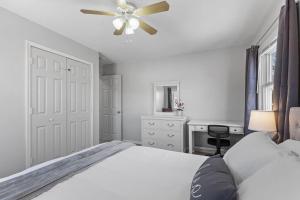 Ein Bett oder Betten in einem Zimmer der Unterkunft Tranquil 2BR Apt NE Mpls - 8073 Apt 4