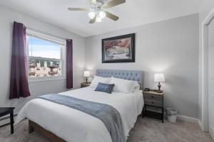 sypialnia z łóżkiem z wentylatorem sufitowym i oknem w obiekcie Tranquil 2BR Apt NE Mpls - 8073 Apt 4 w mieście Minneapolis