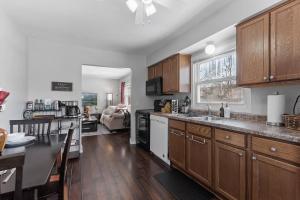 Küche/Küchenzeile in der Unterkunft Tranquil 2BR Apt NE Mpls - 8073 Apt 4