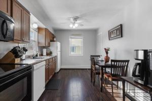 Küche/Küchenzeile in der Unterkunft Tranquil 2BR Apt NE Mpls - 8073 Apt 4