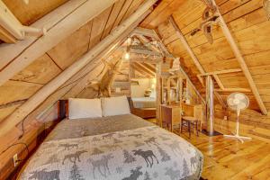 een slaapkamer met een bed in een blokhut bij Rustic Searsport Cabin Loft and Sunroom on 10 Acres in Searsport