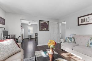 Ein Sitzbereich in der Unterkunft Tranquil 2BR Apt NE Mpls - 8073 Apt 4