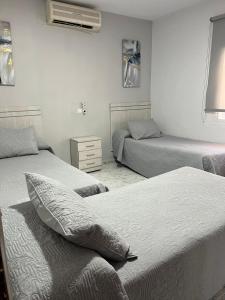 Ένα ή περισσότερα κρεβάτια σε δωμάτιο στο Hostal Guerra