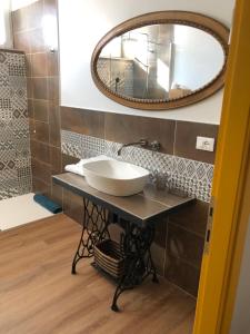 uma casa de banho com um lavatório e um espelho em Roggia Maestra B&B em Schio