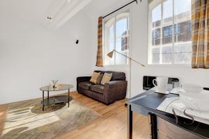 - un salon avec un canapé et une table dans l'établissement Stylish Studio 4 - City Centre Coach Station, à Birmingham