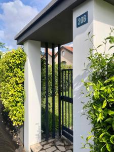 Una puerta a una casa con un cartel. en Roggia Maestra B&B, en Schio