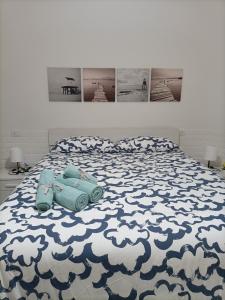 Una cama con un coche de juguete azul. en The Garden House alla Scala dei Turchi, en Realmonte