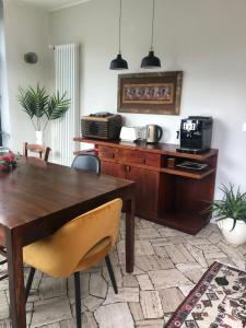 uma sala de jantar com uma mesa de madeira e uma mesa em Roggia Maestra B&B em Schio