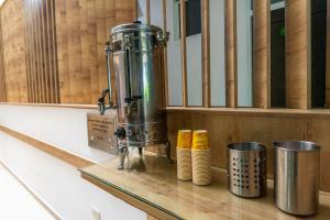 eine Maschine, die auf einem Tisch steht, mit Eingängen in der Unterkunft Hotel Alcaravan Medellín in Medellín + 41 Fotos