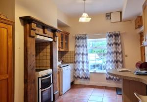 A kitchen or kitchenette at Cushatrough Claddaghduff