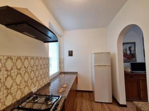 una cocina con estufa y refrigerador en Alle Ceramiche, en Udine