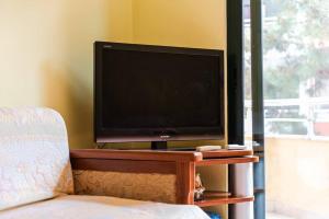 una TV a schermo piatto seduta sopra un tavolo di Cozy Seaside by PS a Golem