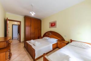 una camera da letto con due letti e una scrivania di Cozy Seaside by PS a Golem